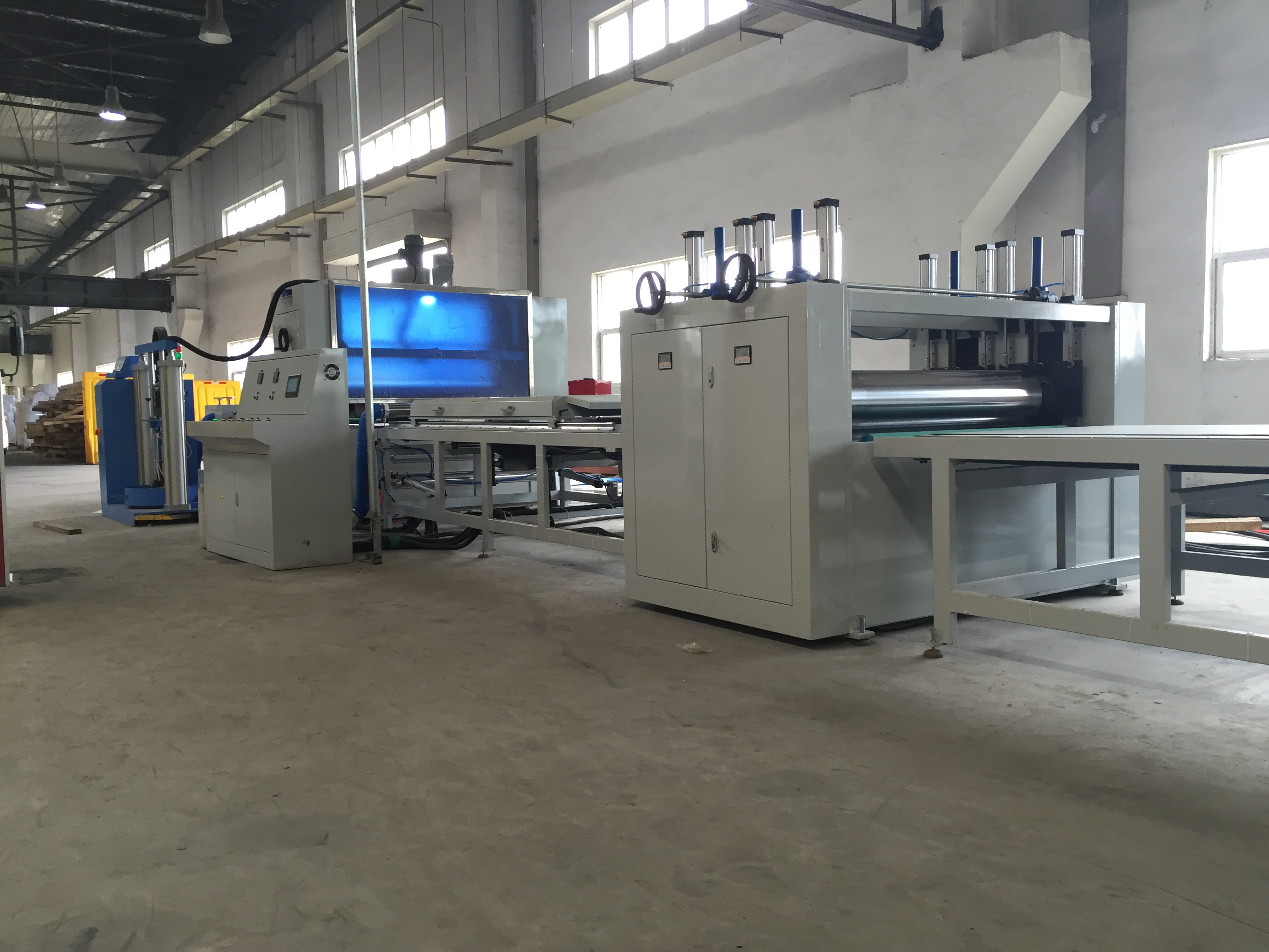 HF1300PUR熱熔膠貼面機實例（出口設備）